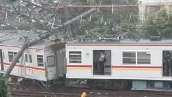 Tertimpa Tiang Listrik di Perlintasan Kampung Bandan KRL Commuter Line Anjlok