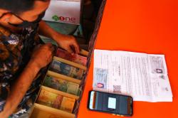 Warga Cairkan Bantuan BLT BBM, BPNT dan PKH 