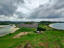 Asyiknya Naik Bukit sambil Lihat Sirkuit