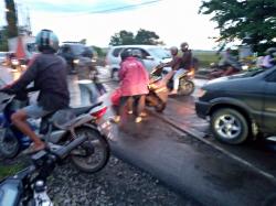 Sepeda Motor Tergelincir di Perlintasan KA Gandulan Pemalang, Pengendara Terguling dan Luka-luka