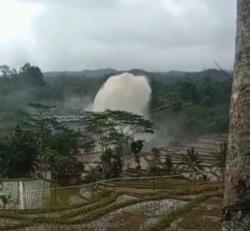 Pipa Air PLTM Bungbulang Garut Jebol, Semburan Airnya Melebihi Tinggi Pohon!