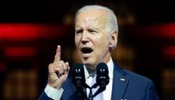 Kalahkan Iran, Joe Biden Tiba-tiba Naik Panggung Interupsi Penampilan Band