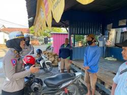 Polwan Polda Sulbar Jalan Kaki ke Pasar Temui Tukang Ojek Sampaikan Hal Ini