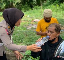 Ternyata ini Sosok Polwan yang Selalu Berpantun Saat Pelayanan Kepada Masyarakat