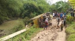 Lewati Jalan Miring dan Rusak, Mobil Pengangkut Kayu di Patia Pandeglang Terbalik