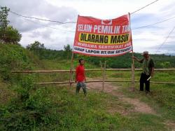 Kasus Sengketa Lahan Delingan Masih Menggantung, Warga Tutup Akses Jalan 