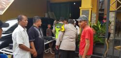 Jemaah Sholat Jumat Tiba-tiba Terjatuh, Setelah Dicek Polisi dan Tenaga Medis Ternyata Meninggal