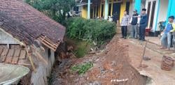 TPT Sepanjang 8 Meter di Singajaya Ambruk Timpa 1 Rumah Warga, 3 Rumah Terancam Longsor Susulan