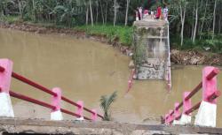 Jembatan di Pacitan Ambruk Saat Belasan Orang Berada di Atasnya