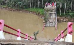 Jembatan di Pacitan Runtuh, Dua Pekerja Mengalami Luka Serius