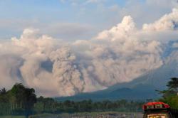 Gunung Semeru Erupsi, Tinggi Kolom Abu Capai 1.500 m di Atas Puncak