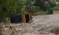 Dump Truck Terseret Arus Sungai Bomo Banyuwangi