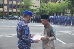 Kapolda Lampung Salurkan Tali Asih Kapolri kepada Orang Tua Briptu Gilang yang Gugur di Papua