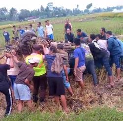 Tragis! Mobil Diseruduk Kereta Api di Perlintasan Tanpa Palang Pintu, 3 Orang  Tewas