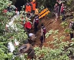 Bus Pariwisata dari Semarang Terjun di Jurang Sedalam 15 Meter di Sarangan Magetan, 7 Orang Tewas