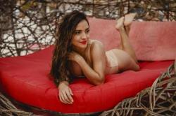 Potret Alejandra Florean Dokter Cantik Spesialis Ortodonti  yang Mempesona