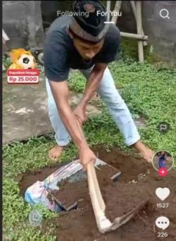 Kesal TV Analog Resmi Padam, Netizen di TikTok Bikin Aksi Kubur TV