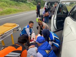 Kapolres Karanganyar Bantu Korban Laka Lantas di Ruas Tol Gondangrejo saat Patroli