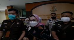 Tarik Uang Nasabah Seenaknya hingga Rp1 M, Seorang Karyawati Bank BUMN Ditahan Kejari Garut