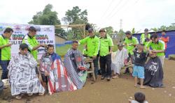 Seniman Tukang Cukur Asgar Salurkan Bantuan Pada Korban Gempa Cianjur