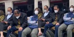 Masya Allah! Naik KRL, Bapak-Bapak Ini Tetap Tunaikan Sholat Tepat Waktu