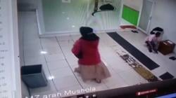 Miris, Tertangkap Kamera CCTV Remaja Melahirkan dan Bayi Dibuang di Terminal Pulogebang