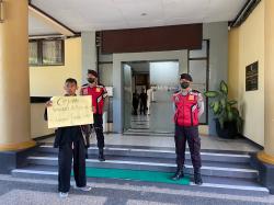 Hari Anti Korupsi, Warga Ponorogo Gelar Aksi Demo Tunggal