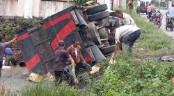 Truk Terbalik ke Sawah di Pidie Jaya, Buah Sawit Berserakkan