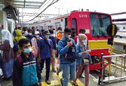 Bantu Penumpang Sakit, Petugas Keamanan Dalam KRL Diangkat Jadi Pegawai Tetap