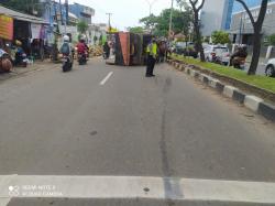 Patas As Roda Depan, Mobil Truk Terguling! Tabrak Median Jalan di Cipocok Kota Serang