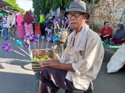 Kisah Mbah Rustam Tetap Setia Diusia Senja Berjualan Penjual Mainan Kitiran