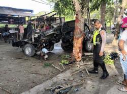 Tabrak Pohon, Mobil Pickup L300 Hancur, Sopir Alami Luka Serius