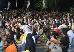 Pagelaran Wayang Golek Dadan Sunandar Pukau Ribuan Warga Lebak walau Hanya Duduk 'Ngampar'