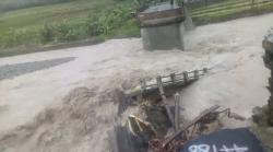 Sungai Meluap, Jembatan Kali Kacangan Terseret Arus