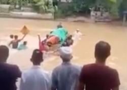 Tak Ada Jembatan Terpaksa  Warga Labuhanbatu Gotong Jenazah Seberangi Sungai, Miris!