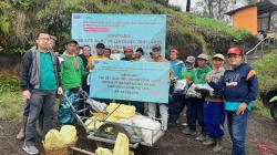 PTPN XII Bagikan APD Untuk Para Penambang Belerang Kawah Ijen