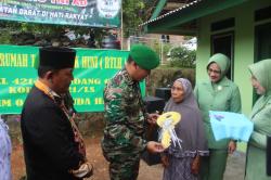 Program Babinsa Masuk Dapur Kodim 0421/LS Bantu Bedah Rumah Mbah Ginem di Pesawaran