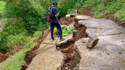 Hujan Lebat Seharian, Jalan Poros Desa Pondokpanjang Cihara Longsor, Akses Warga Terputus