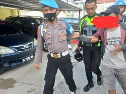 Mabuk Cap Tikus, Seorang Pemuda di Mamuju Nyaris Tabrak Polisi