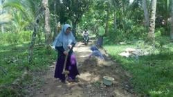 Salut! Jalan Desa Longsor, Emak-Emak di Lebak Gotong Royong Benahi Jalan Alternatif