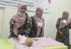 Optimalkan Tumbuh Kembang Anak, Unusa Ajari Orangtua Lakukan Pijat Bayi