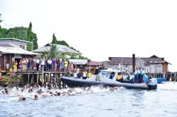 Lomba Renang di Laut Semarakkan Hari Armada RI, Sejumlah Perenang Wanita Antusias Ikuti Perlombaan