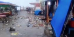 Wisata Kuliner Teluk Batako Dipenuhi Sampah, Akibat Angin Kencang dan Gelombang Tinggi 