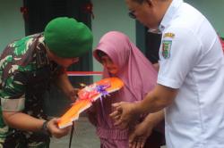 Hari Ibu, Dandim 0421/LS Berikan Hadiah Rumah Baru Kepada Ibu Amisah di Pesawaran