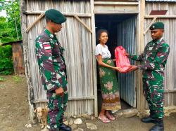 Berbagi Kasih di Hari Ibu Prajurit TNI Raider Khusus 744  Bagikan Sembako Kepada Ibu - Ibu