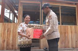 Susuri Pesisir Danau Sentani, Kapolres Jayapura Berbagi Kasih dan Bahagia Natal Bersama Warga