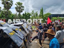 Tiket Pesawat Mahal, Ratusan Pelaku Usaha Parawisata Demo di Bandara El-Tari Kupang