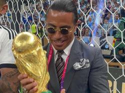 Bikin Geram Netizen, Chef Ternama Salt Bae Lancang Sentuh Trofi Piala Dunia