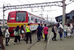 Penumpang KRL Comutterline Meninggal Dunia di Stasiun Depok Lama