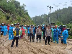 Tanah Longsor Menutupi Jalan, Kapolres Mamasa Tinjau Langsung